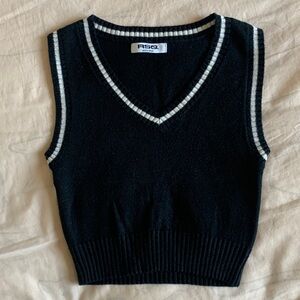 RSQ XS black and white cropped vest